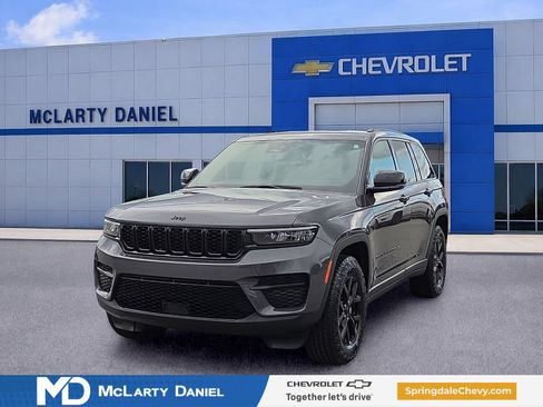 Used 2024 Jeep Grand Cherokee Altitude AWD/4WD image 2
