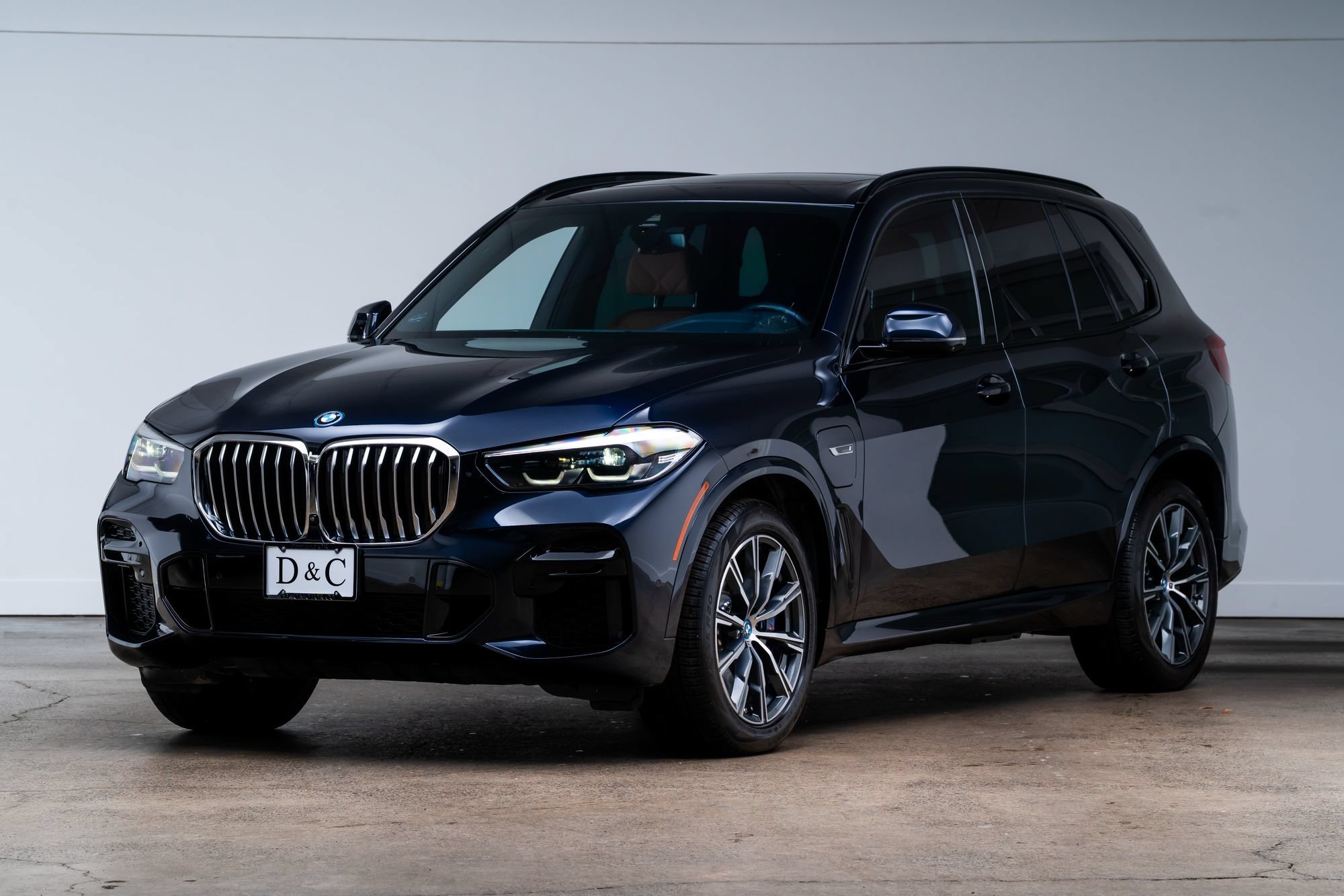 Used 2023 BMW X5 xDrive45e w/ M Sport Package AWD/4WD image 3