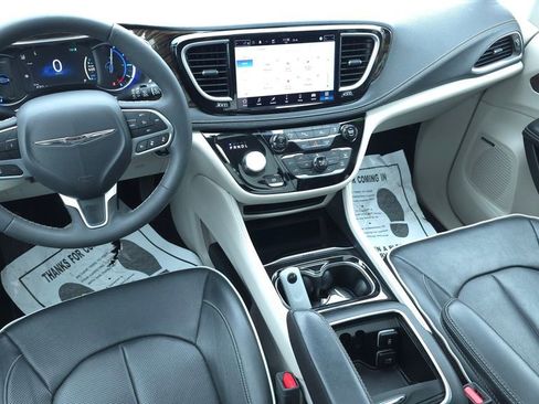 Certified 2022 Chrysler Pacifica Limited FWD image 28