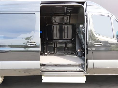 Used 2024 Mercedes-Benz Sprinter 2500 image 10