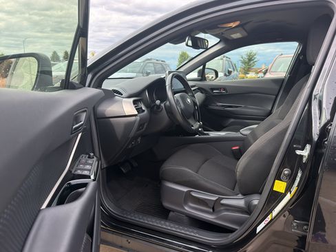 Used 2019 Toyota C-HR XLE FWD image 13