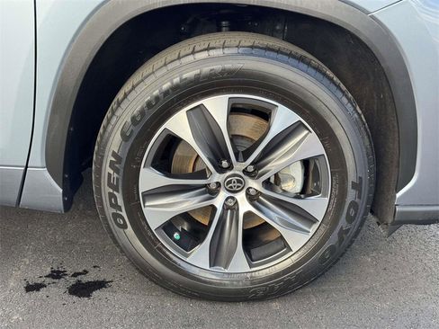 Used 2023 Toyota Highlander XLE image 27