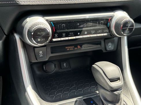 Used 2021 Toyota RAV4 XLE w/ Convenience Package FWD image 11