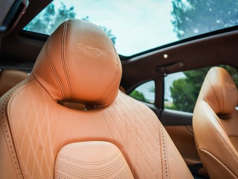 Used 2022 Aston Martin DBX AWD/4WD image 17