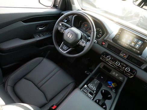 Certified 2025 Honda Pilot TrailSport image 9