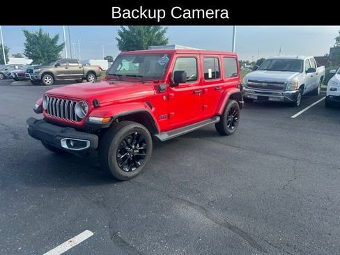 Used 2025 Jeep Wrangler Unlimited Sahara AWD/4WD image 2