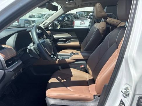 Used 2025 Toyota Grand Highlander AWD image 5