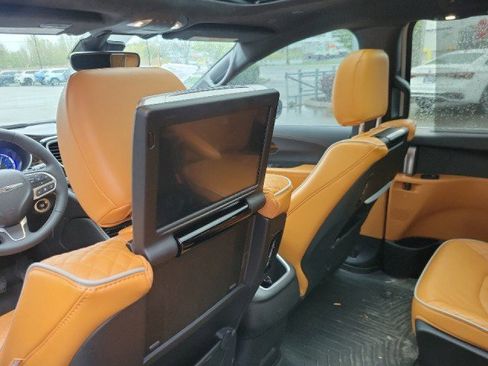 Used 2023 Chrysler Pacifica Pinnacle image 14