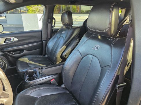 Used 2022 Chrysler Pacifica Touring-L w/ Uconnect Theater Family Group FWD image 33