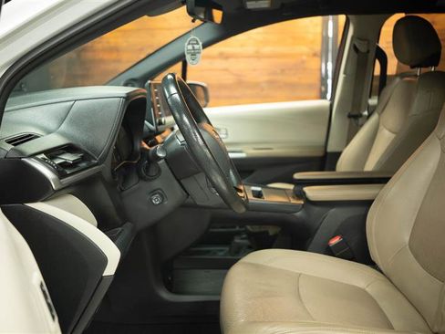 Used 2023 Toyota Sienna Limited AWD/4WD image 9