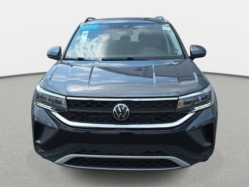 Used 2023 Volkswagen Taos SE AWD/4WD image 2