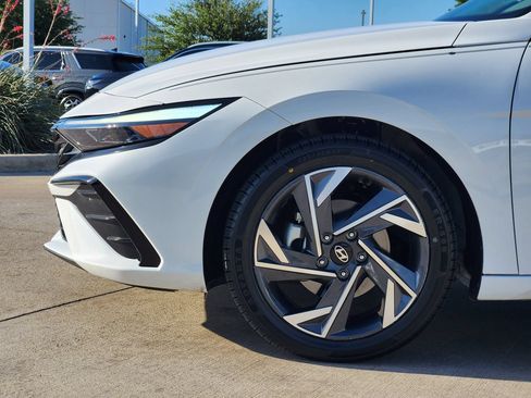 Used 2024 Hyundai Elantra SEL w/ Convenience Package FWD image 8