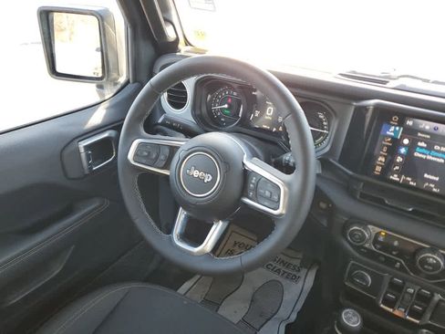 Used 2025 Jeep Wrangler Sahara image 17
