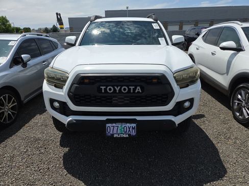 Used 2019 Toyota Tacoma TRD Off-Road w/ Technology Package AWD/4WD image 13