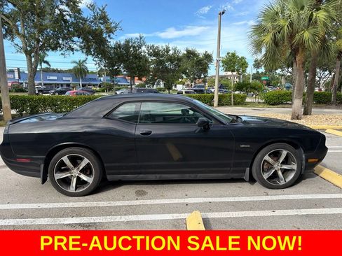 Used 2014 Dodge Challenger SXT RWD image 3