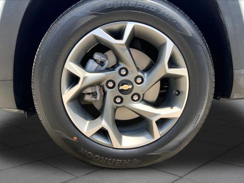 Used 2025 Chevrolet Trax LT FWD image 11