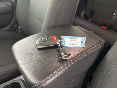 Used 2023 Jeep Wrangler Sahara image 32