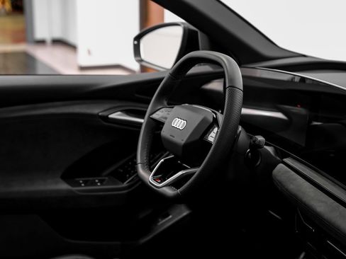 Used 2025 Audi SQ6 e-tron Premium w/ Convenience Package image 16