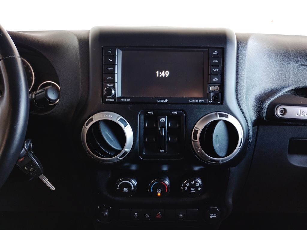 Used 2015 Jeep Wrangler Unlimited Rubicon w/ Connectivity Group AWD/4WD image 32