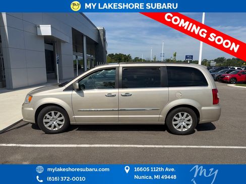 Used 2015 Chrysler Town & Country Touring w/ Driver Convenience Group FWD image 4