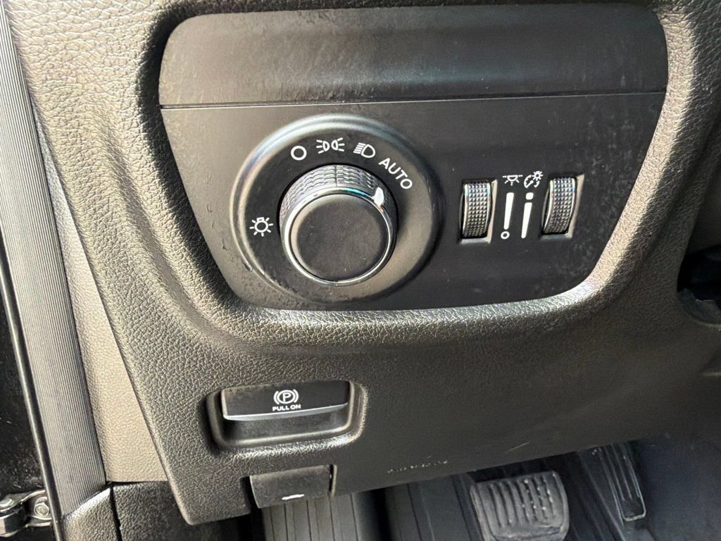 Used 2025 Jeep Grand Cherokee L Laredo AWD/4WD image 22