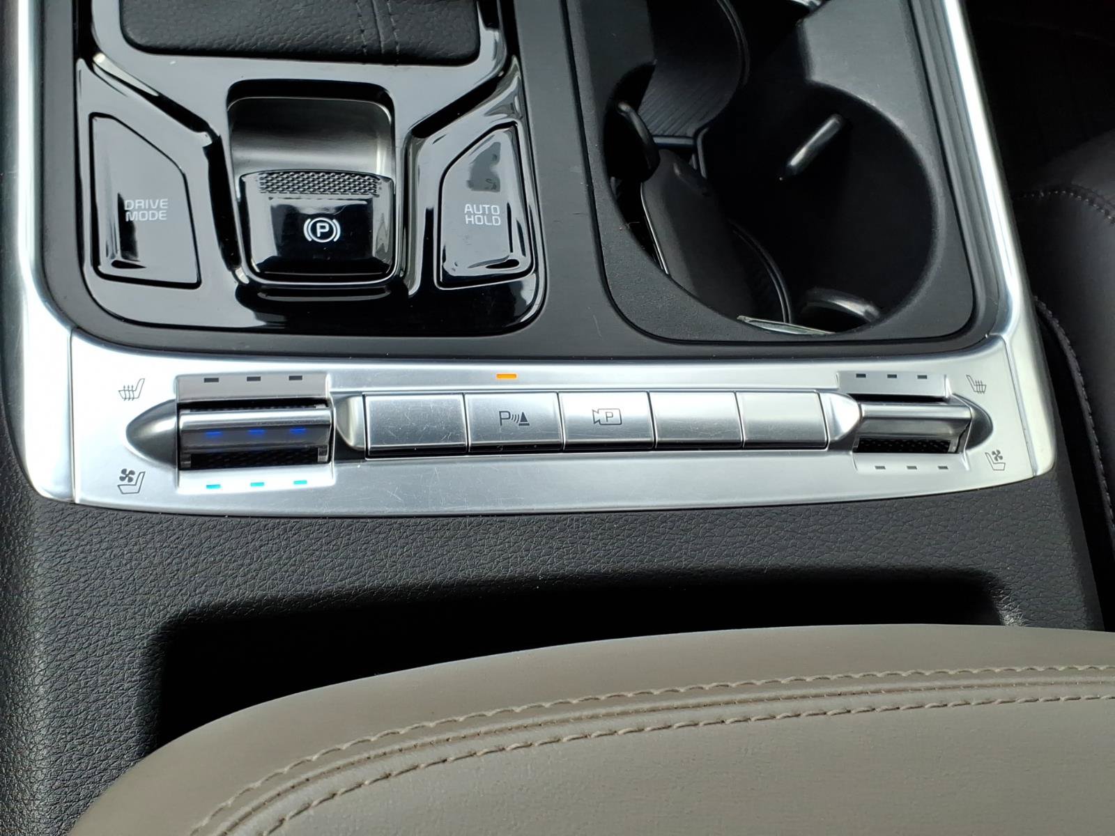 Used 2025 Kia Carnival SX FWD image 19