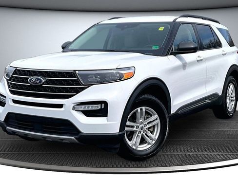 Used 2023 Ford Explorer XLT w/ Equipment Group 202A image 3
