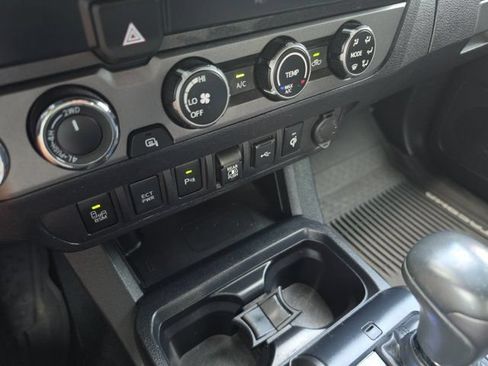Used 2020 Toyota Tacoma TRD Off-Road w/ Technology Package AWD/4WD image 25