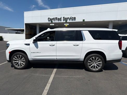 Used 2022 GMC Yukon XL Denali w/ Advanced Technology Package AWD/4WD image 9