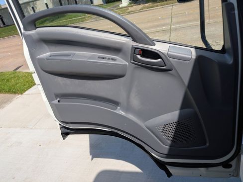 Used 2018 Isuzu NPR image 14