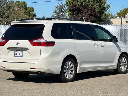 Used 2017 Toyota Sienna Limited Premium FWD image 3