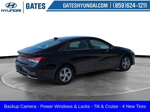 Used 2021 Hyundai Elantra SE FWD image 2