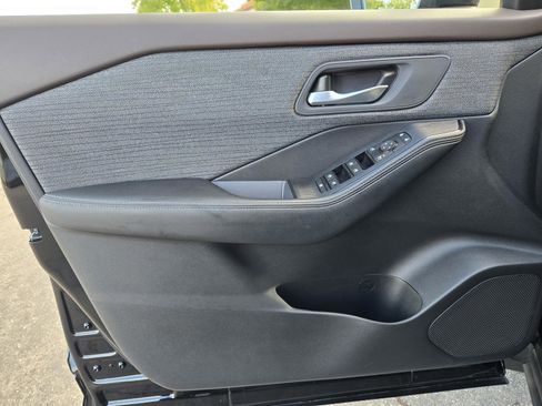 Used 2023 Nissan Rogue SV image 15