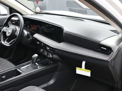 Used 2025 Nissan Kicks SV AWD/4WD image 34