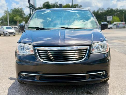 Used 2015 Chrysler Town & Country Touring FWD image 8