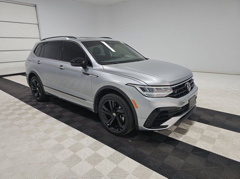 Used 2024 Volkswagen Tiguan SE R-Line AWD/4WD image 4