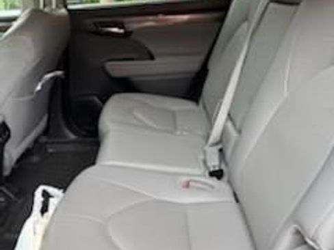 Used 2024 Toyota Highlander Limited AWD/4WD image 10