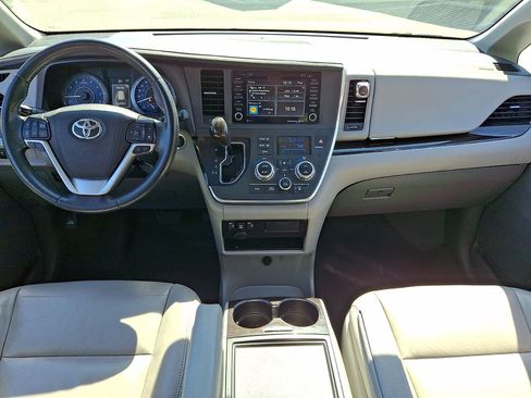 Used 2019 Toyota Sienna XLE w/ XLE Navigation Package FWD image 10