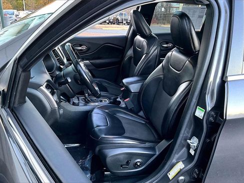 Used 2019 Jeep Cherokee Latitude Plus w/ Comfort/Convenience Group image 18