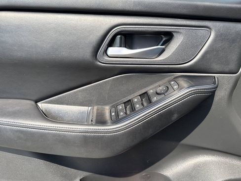 Used 2025 Nissan Rogue SV FWD image 17