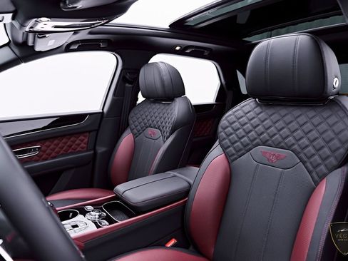Used 2024 Bentley Bentayga AWD/4WD image 54