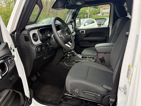 Used 2025 Jeep Wrangler Sahara AWD/4WD image 10