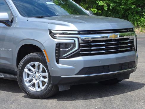 Used 2025 Chevrolet Suburban LT AWD/4WD image 2