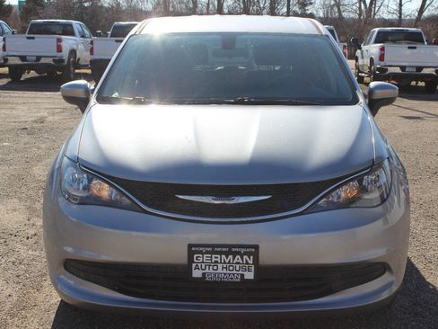 Used 2019 Chrysler Pacifica LX image 2