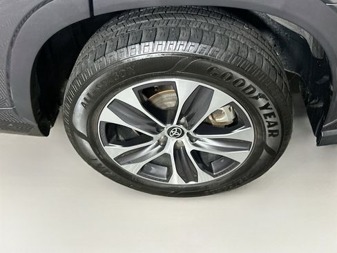 Used 2021 Toyota Highlander XLE image 11