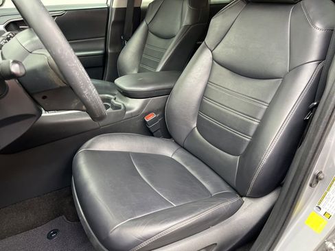 Used 2020 Toyota RAV4 XLE Premium FWD image 10