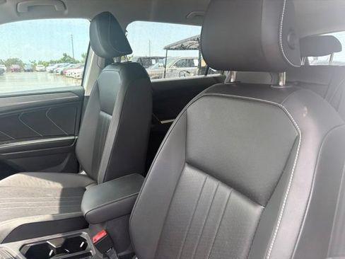 Used 2024 Volkswagen Tiguan SE FWD image 14