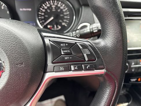 Used 2018 Nissan Rogue SV AWD/4WD image 12