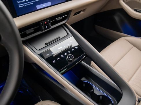 Certified 2025 Porsche Macan Electric image 13