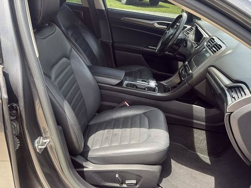 Used 2017 Ford Fusion SE w/ Fusion SE Technology Package FWD image 18